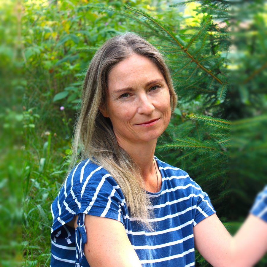 Anke Hägele, Heilpraktikerin, vor grünem Blattwerk