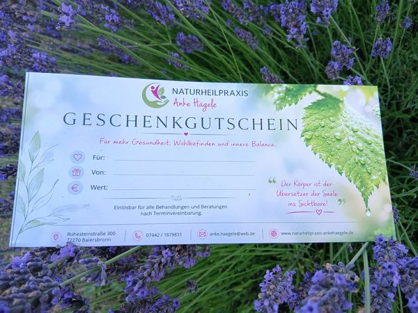 Geschenkgutschein der Naturheilpraxis auf bl&uuml;hendem Lavendel