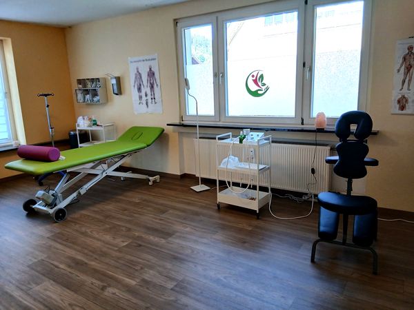 Behandlungsraum mit Liege am Fenster
