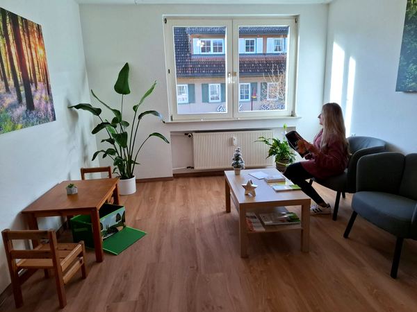 Heller Wartebereich mit Pflanzen und Sitzgruppe